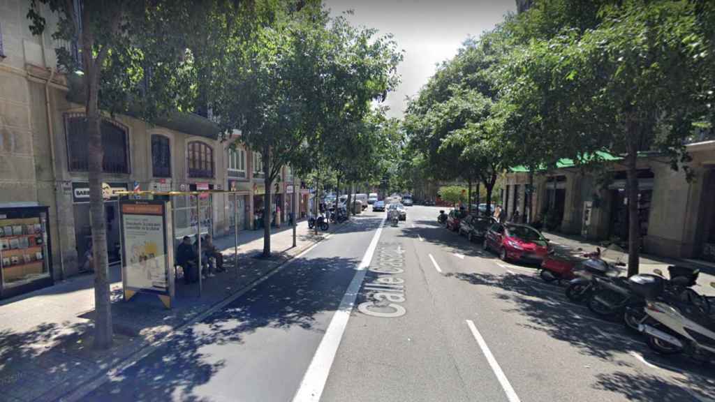 Cruce entre Casanova y Aragò, en el Eixample de Barcelona, donde se produjo el siniestro entre el Audi y la motorista / GOOGLE MAPS