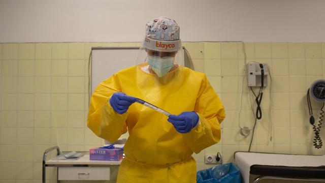 Una sanitaria sostiene uno de los test rápidos de antígenos de detección de coronavirus / EUROPA PRESS