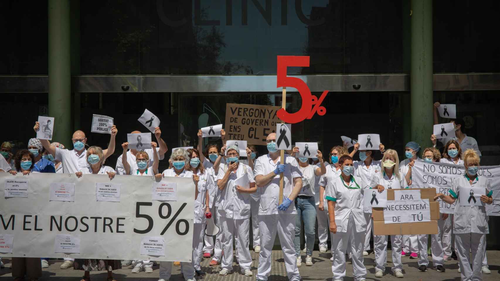 Enfermeras protestan a las puertas del Hospital Clínic de Barcelona por los recortes en Sanidad / EP