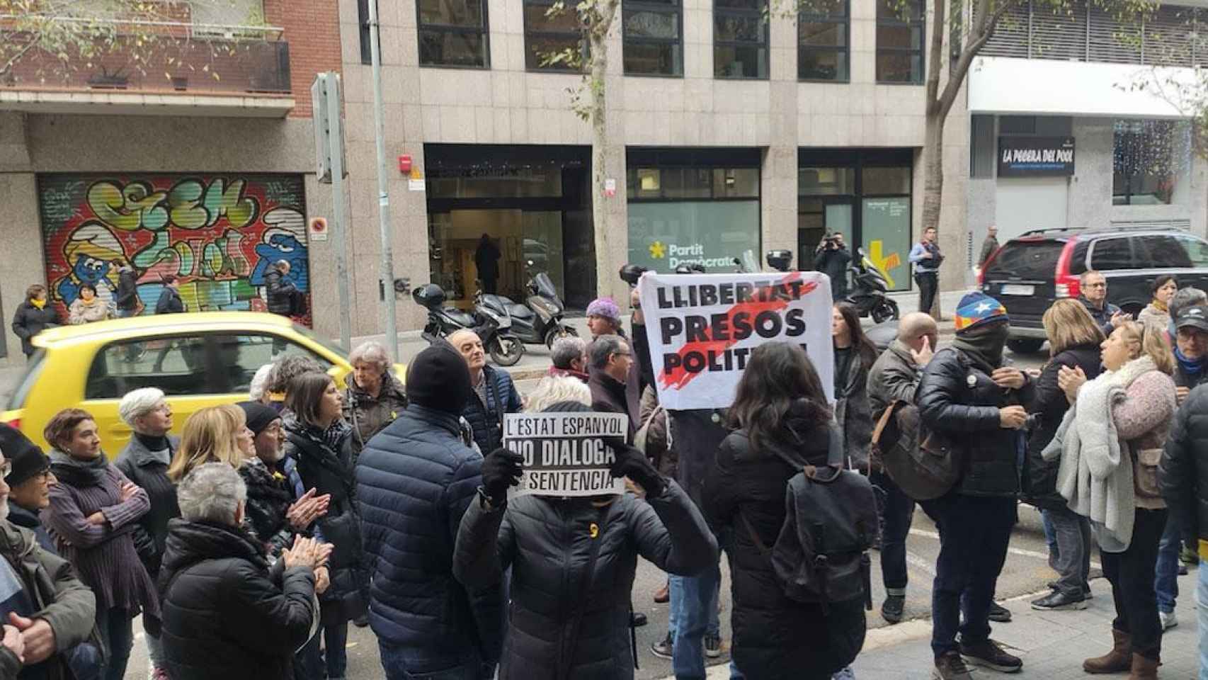 Miembros de los CDR durante una protesta ante la sede de ERC / EUROPA PRESS