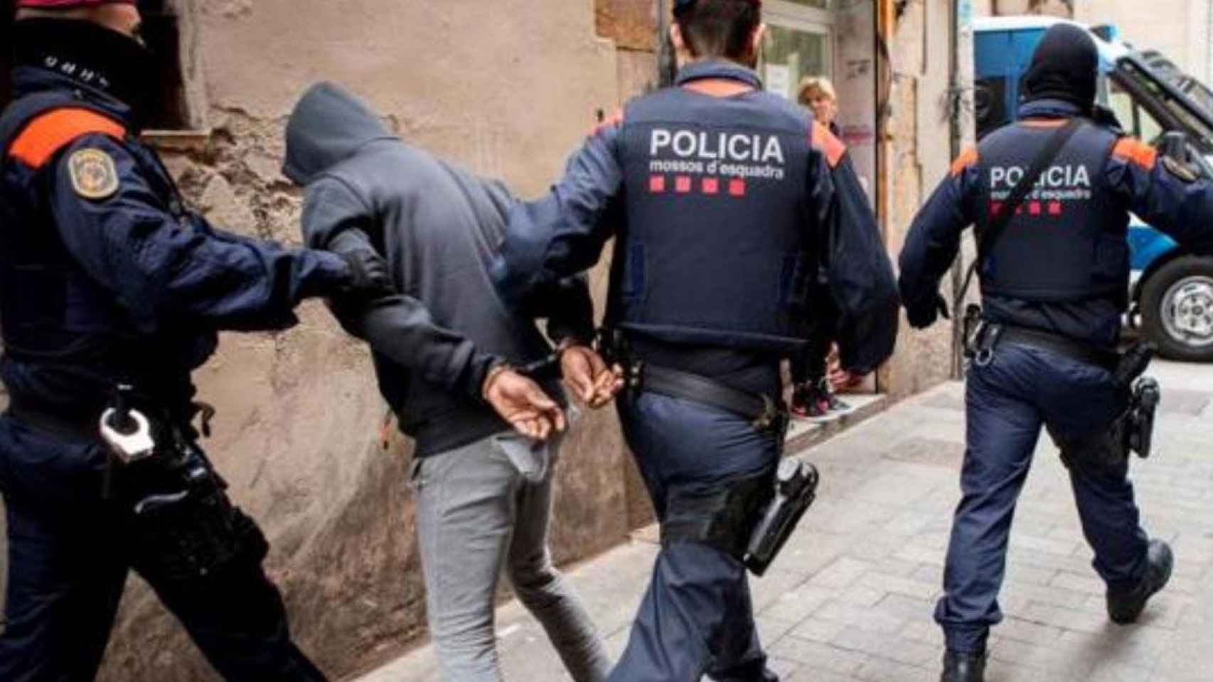 Agentes de Mossos con uno de los traficantes detenidos en el Raval / MOSSOS