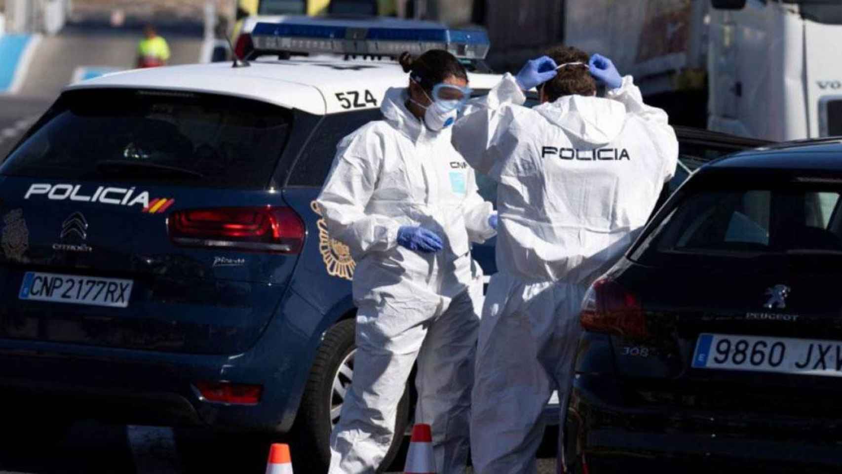 Agentes de la Policía Nacional durante la emergencia por el coronavirus / EFE