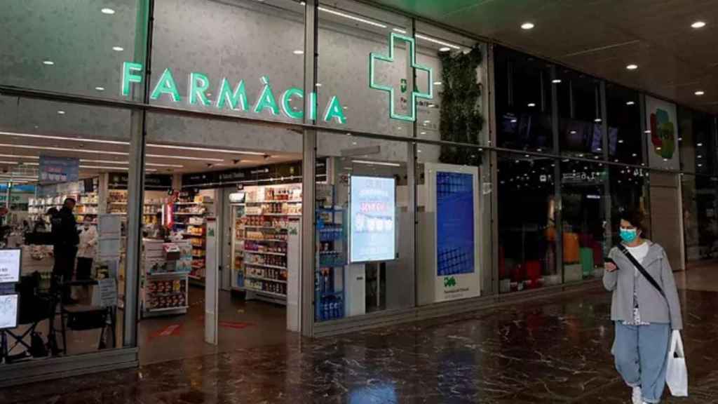 Una farmacia de Barcelona durante el confinamiento / EFE