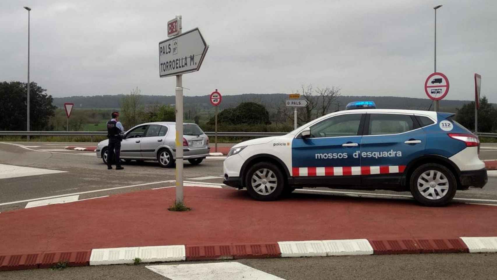 Una patrulla de Mossos d'Esquadra durante las restricciones de movilidad por el confinamiento / MOSSOS