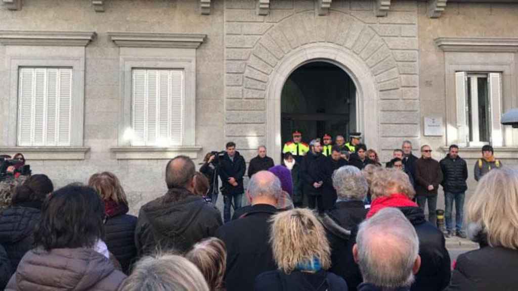 Minuto de silencio frente al Ayuntamiento de Banyoles / TWITTER