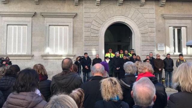 Minuto de silencio frente al Ayuntamiento de Banyoles / TWITTER