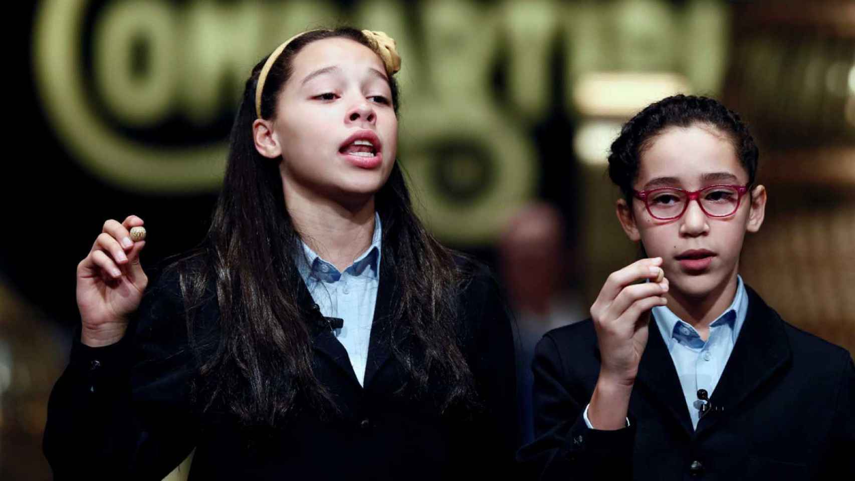 La pareja de niños de San Ildefonso que cantaba el tercer premio, el 4211