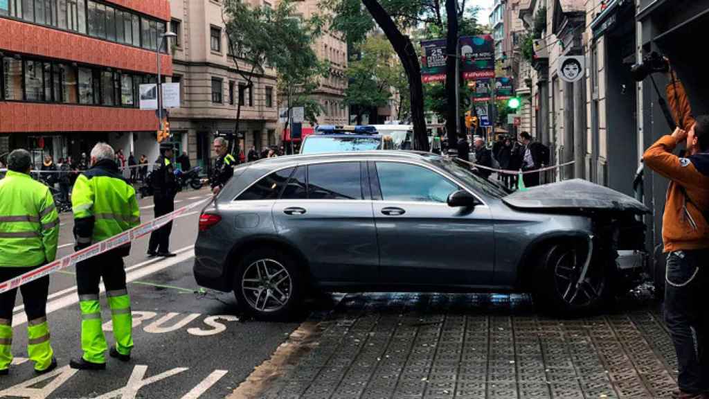 Una niña de 10 años herida grave y otras tres personas después de que un conductor haya perdido el control cuando circulaba por Barcelona / EFE