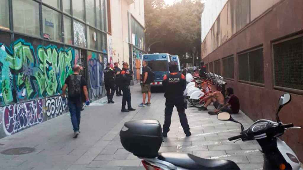 Los Mossos d'Esquadra y la Guardia Urbana, en el narcopiso de Duran i Sanpere, ayer miércoles / CME