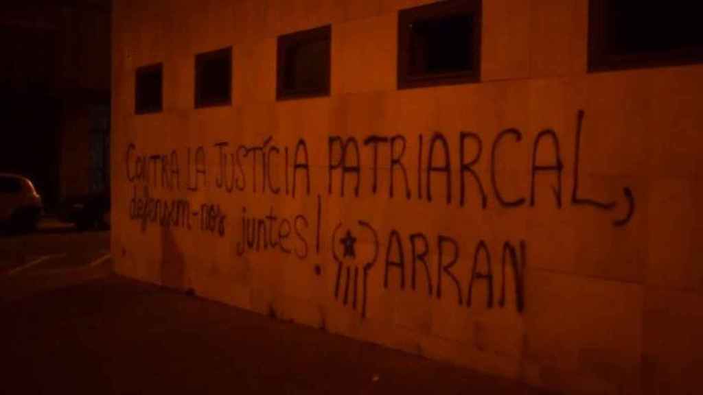 Una de las pintadas de Arran en el juzgado de Gavà contra la sentencia de 'La Manada' / TWITTER