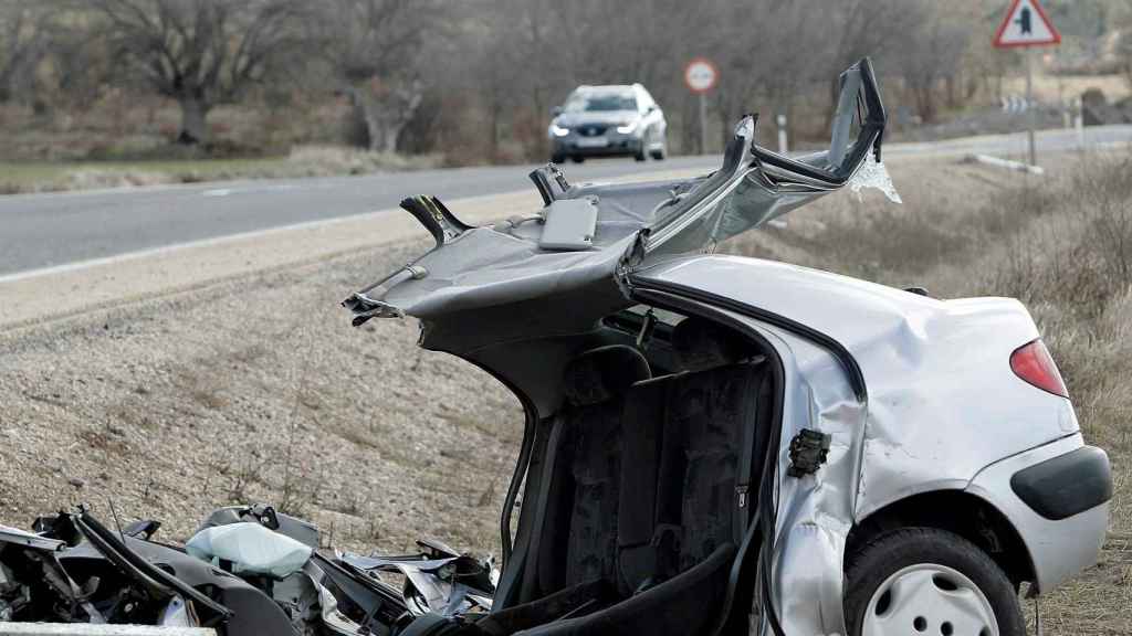 Un coche destrozado tras un accidente mortal en Castilla y León esta Semana Santa / EFE