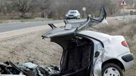Un coche destrozado tras un accidente mortal en Castilla y León esta Semana Santa / EFE