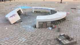 La plaza junto al Auditori en la que los vándalos arrancan adoquines y bancos para formar una pista de 'skate' / CG