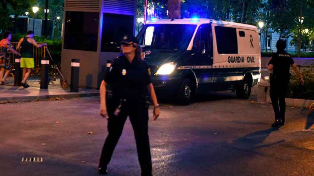 La Guardia Civil transporta en furgoneta a dos de los detenidos e implicados en el atentado a Barcelona y Cambrils a la prisión de Alcalá Meco / EFE