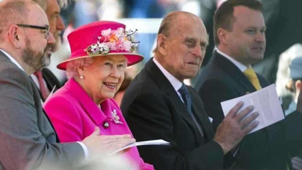 La reina Isabel II junto a su marido, duque de Edimburgo, en una imagen de archivo / EFE