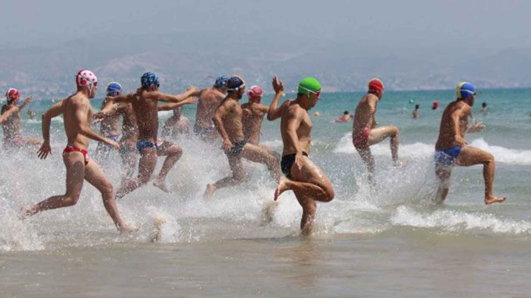 Nadadores y socorristas en un curso de socorrismo en una playa de España / CG