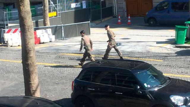 Dos soldados, junto a la sede del FMI en París, que hoy ha sido atacada / @CM_Hamilton