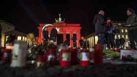 Vista de la Puerta de Bradenburgo en Berlín con la proyección de la bandera turca en solidaridad con las víctimas del atentado de Estambul / EFE