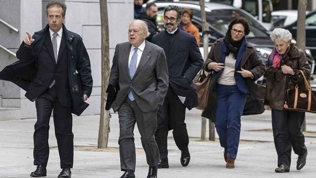 Jordi Pujol y Marta Ferrusola llegan a la Audiencia Nacional acompañados de su abogado, Cristóbal Martell.