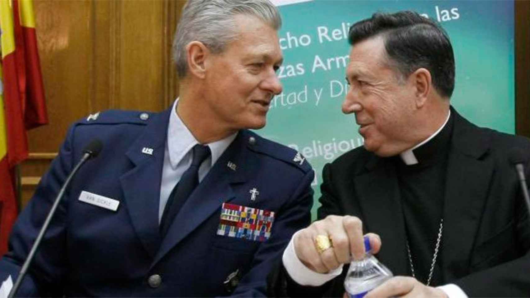 Pese a su notoriedad, el Ejército apenas tienemen nómina a un centener de sacerdotes. En la foto, Juan del Río Martín, el general castrense.