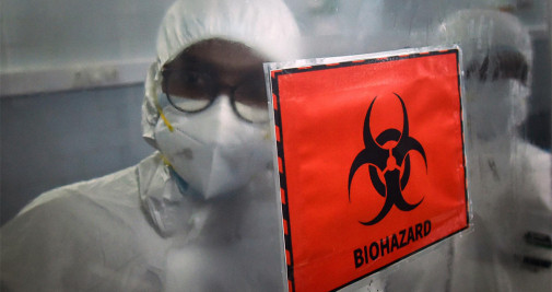 Técnicos de laboratorio que usan equipo de protección personal (EPP) trabajan dentro de las instalaciones de laboratorio molecular del Departamento de Salud de Tamil Nadu para analizar el virus de la viruela del mono tras cuatro casos confirmados de la enfermedad en todo el país, en Chennai (India) - EFE/ Idrees Mohammed