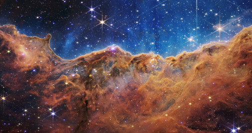 Una fotografía facilitada por la NASA muestra el borde de una región cercana de formación estelar llamada NGC 3324 en la nebulosa de Carina / EFE