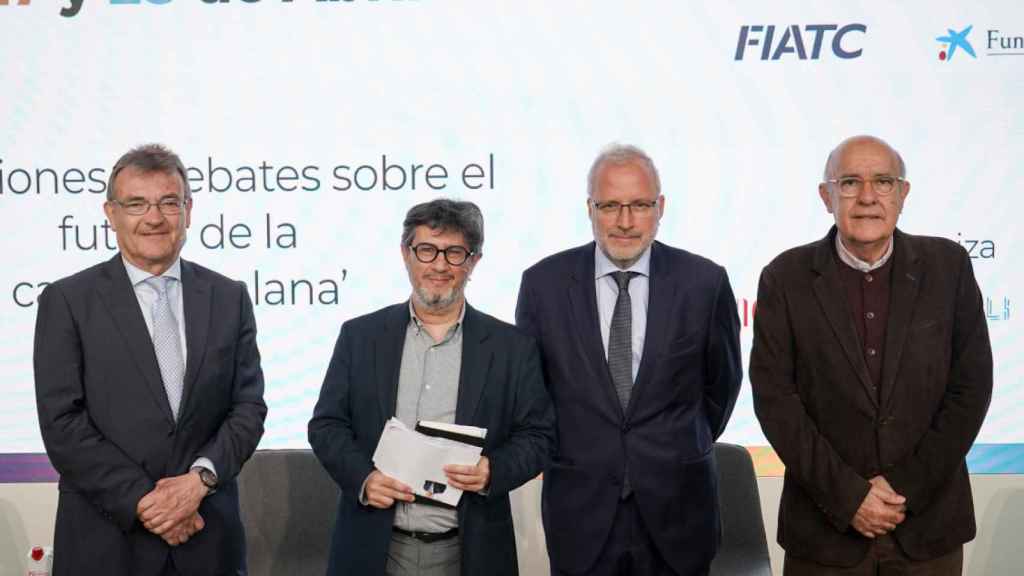 El subdirector general de la Autoritat Portuària de Barcelona, Santiago García-Milà; el director general de Fira de Barcelona, Constantí Serrallonga, y el médico y exconsejero de Salud de la Generalitat de Catalunya, Boi Ruiz, en el foro 'Desperta BCN!' / GALA ESPÍN