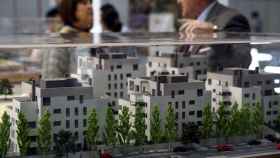 Una maqueta de una promoción inmobiliaria en Barcelona / EFE