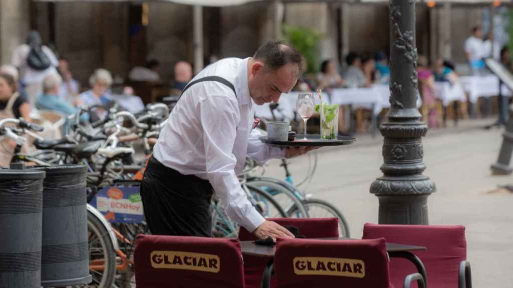 Un camarero en un establecimiento de Barcelona / EP