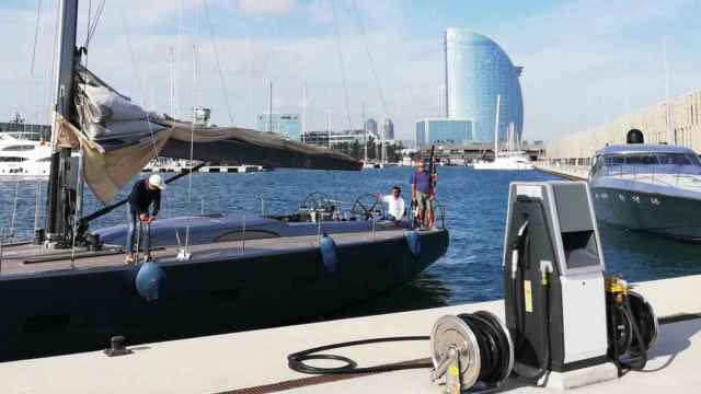 Un surtidor de combustible en Marina Vela, el puerto del hotel W Barcelona / Cedida