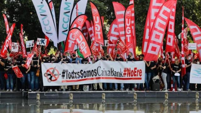 Manifestación de UGT y CCOO contra el ERE de Caixabank / EP