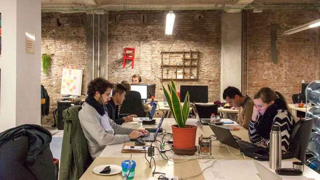 Varios autónomos trabajan en un 'coworking' en Cataluña / TRANSFORMA BCN