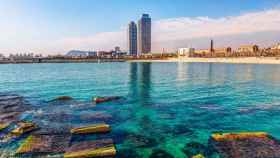 Playa de Barcelona con la Torre Mapfre (d) y el Hotel Arts (i) de Fondo / CG