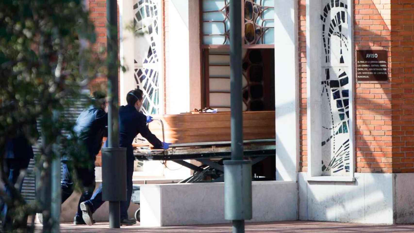 Trabajadores funerarios trasladando un féretro en Madrid / EP