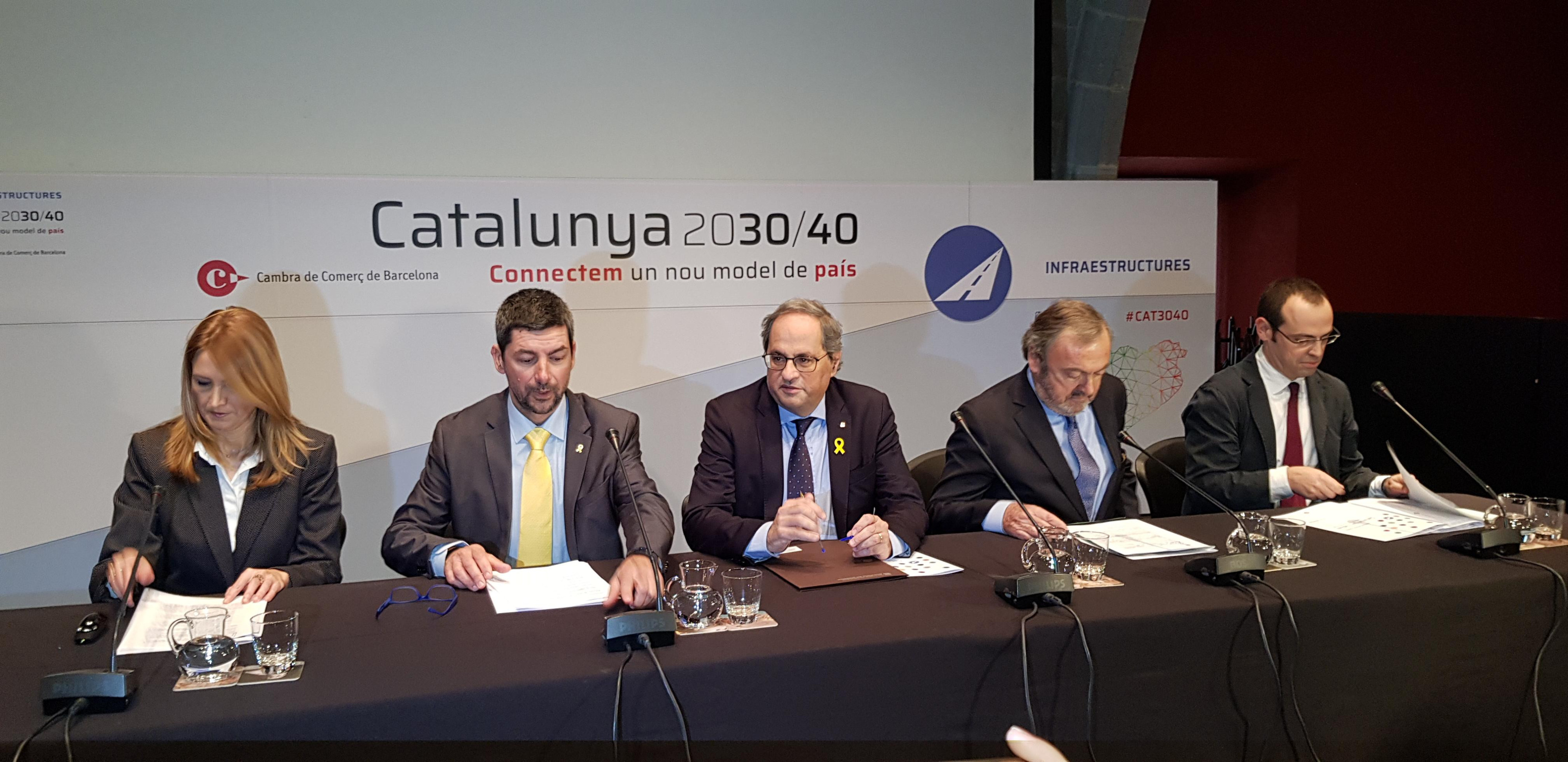 El líder de la Cámara de Comercio, Joan Canadell (2i), y el presidente de la Generalitat, Quim Torra (C), en la presentación del estudio, sobre infraestructuras catalanas / CG