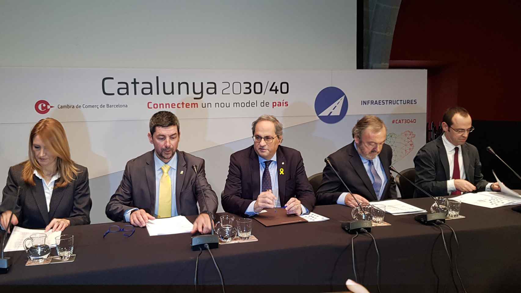 El líder de la Cámara de Comercio, Joan Canadell (2i), y el presidente de la Generalitat, Quim Torra (C), en la presentación del estudio, sobre infraestructuras catalanas / CG