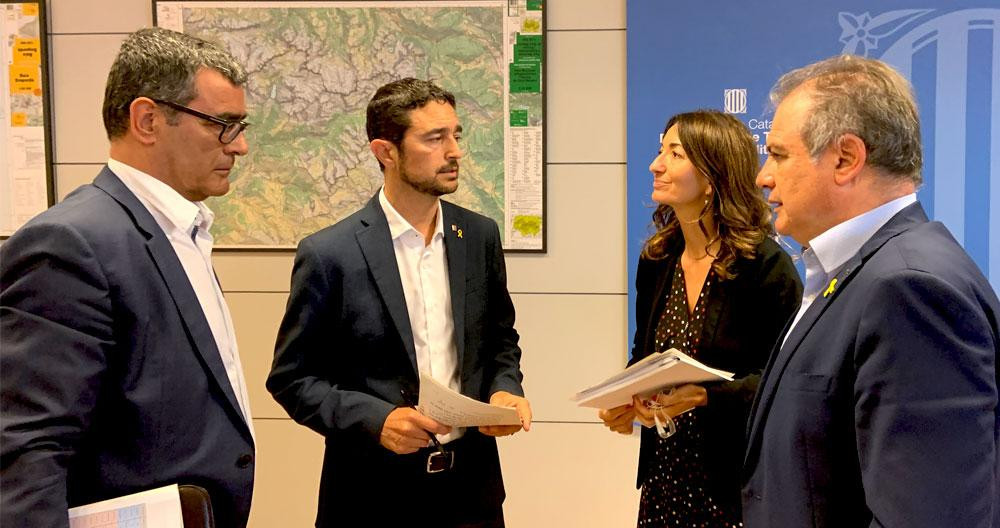 El consejero de Territorio y Sostenibilidad, Damià Calvet (c), junto al director de la ATLL pública, Josep Andreu Clariana (i), el del ACA, Lluís Ridao (d) y la secrearia del departamento, Marta Subirà (2d) / CG