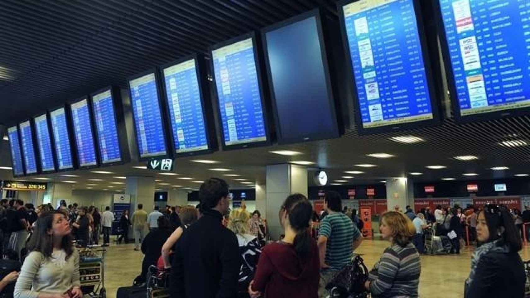 Paneles de los vuelos de uno de los aeropuertos de Aena