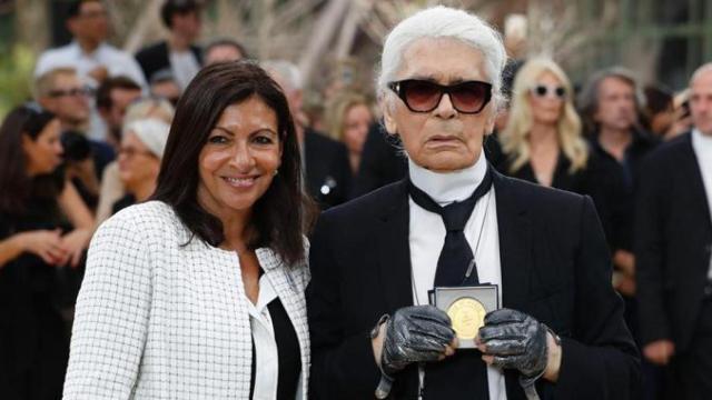 Karl Lagerfeld, el creativo y mascarón de proa de Chanel, junto a la alcaldesa de París Anne Hidalgo en el homenaje que le brindó la ciudad / EFE