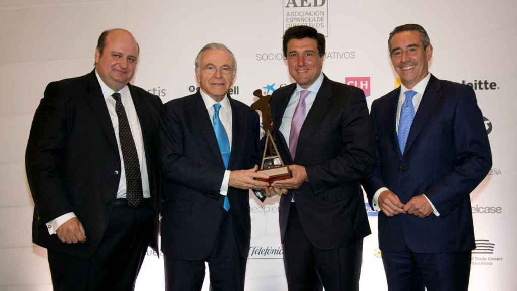 El presidente de la Asociación Española de Directivos (AED), Juan Antonio Alcaraz, junto al fundador de la misma Isidre Fainé y el expresidente Pau Herrera, entregan el premio Directivo del Año a Ismael Clemente