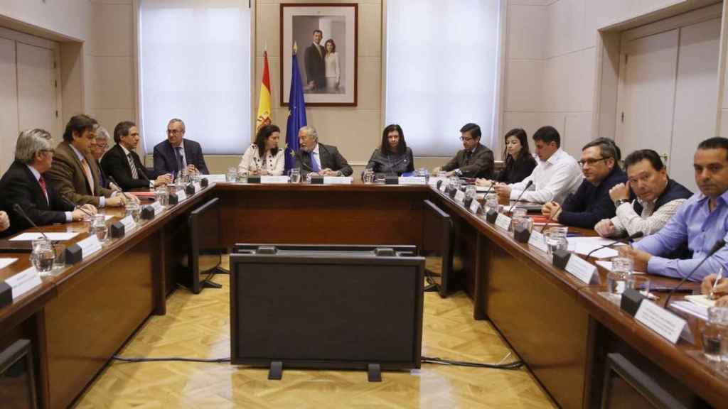 Representantes sindicales, del Gobierno y de las empresas de estiba negocian el convenio colectivo del sector, en una imagen de archivo / EFE