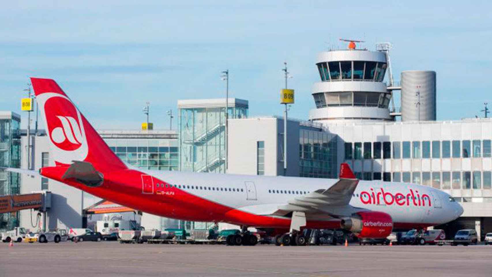 Un avión de Air Berlin estacionado en la Terminal 1 del Aeropuerto de Barcelona-El Prat / CG