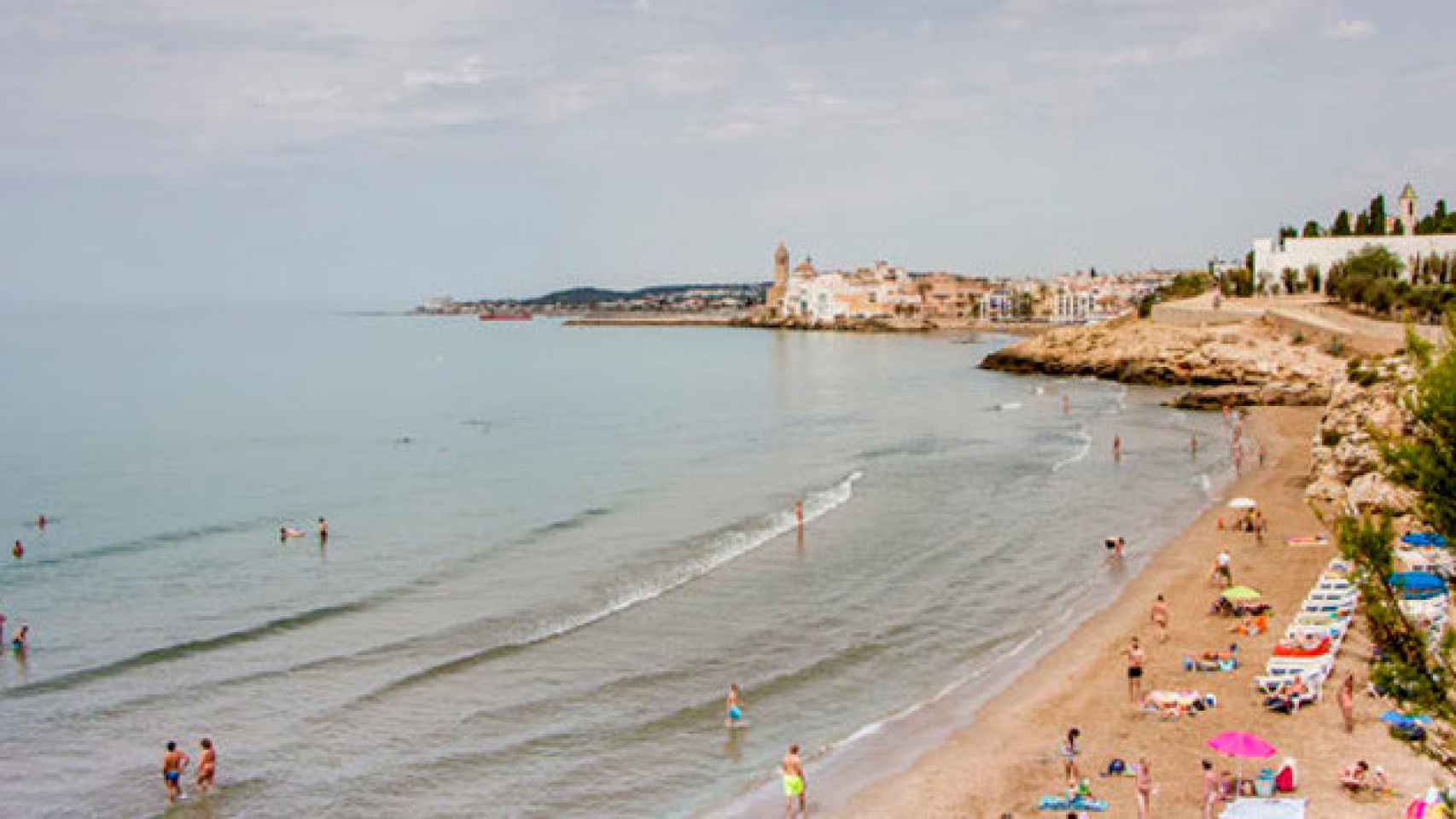 Una de las playas cercanas al centro histórico de Sitges (Barcelona) / DIPUTACIÓ DE BARCELONA