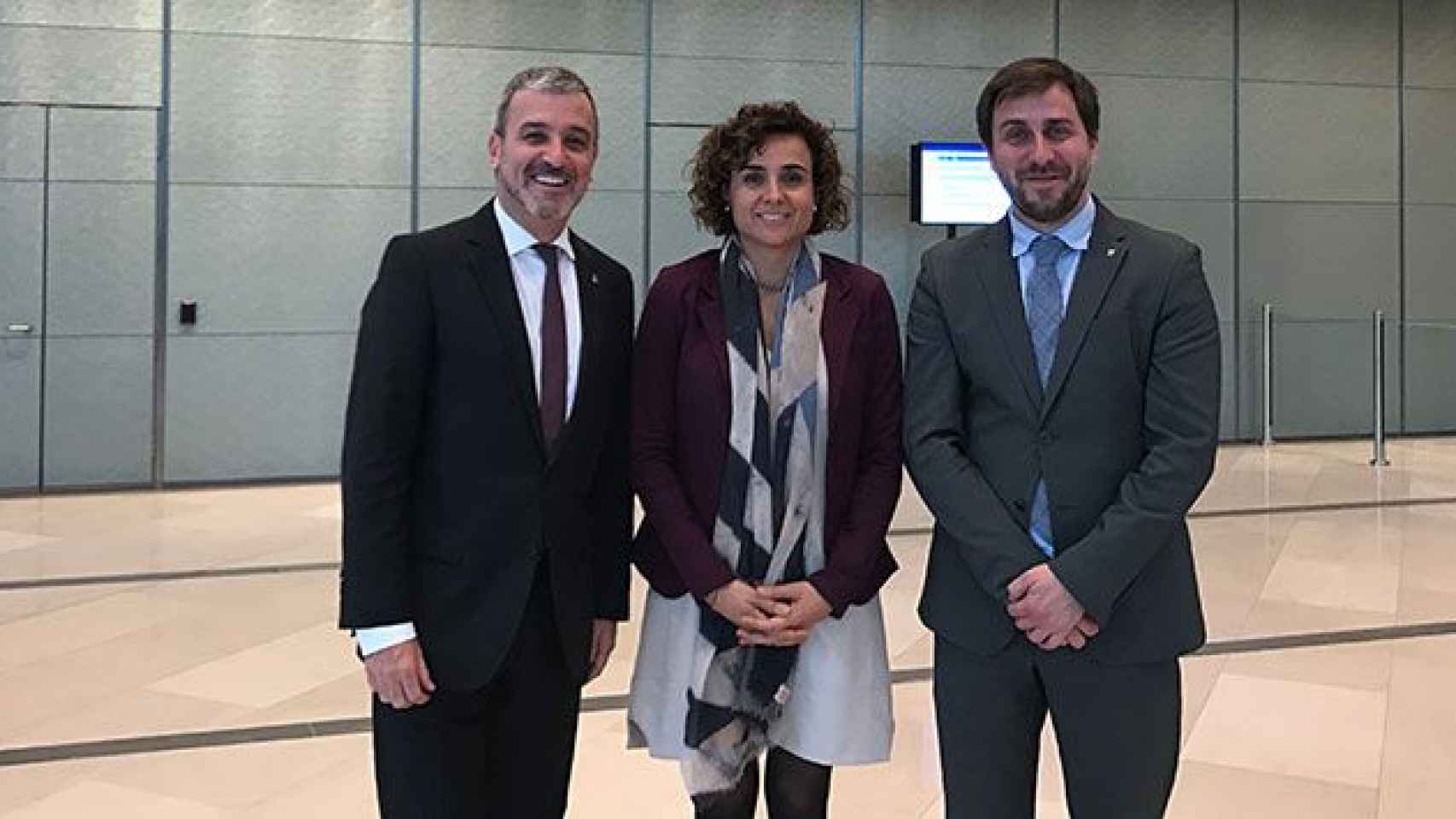 La ministra de Sanidad, Dolors Montserrat; el consejero de Salud de la Generalitat, Antoni Comín, y el teniente de alcalde de Empresa de Barcelona, Jaume Collboni, en la Agencia Europea del Medicamento (EMA) / CG