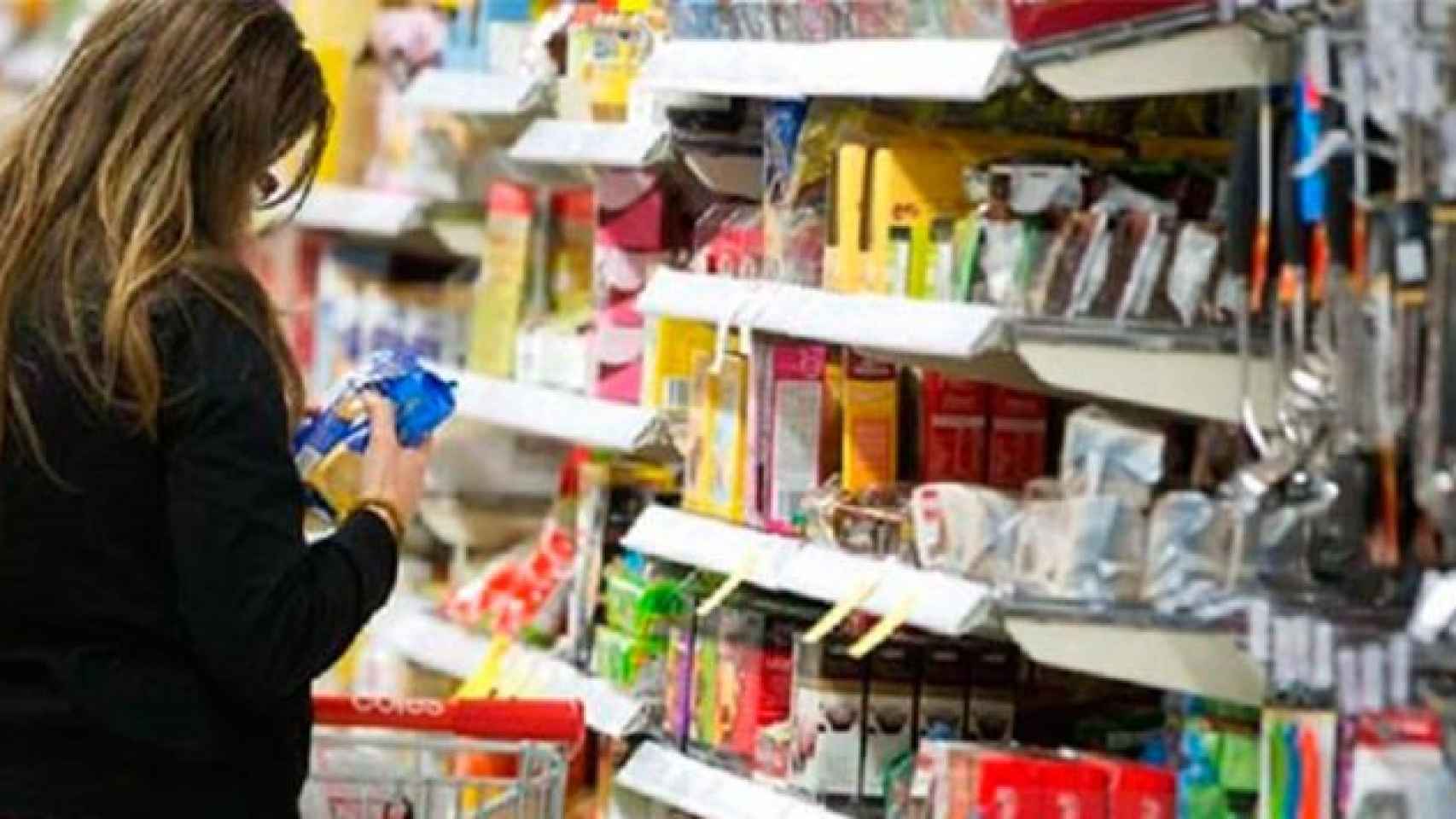 Mujer comprando en un súper / EFE