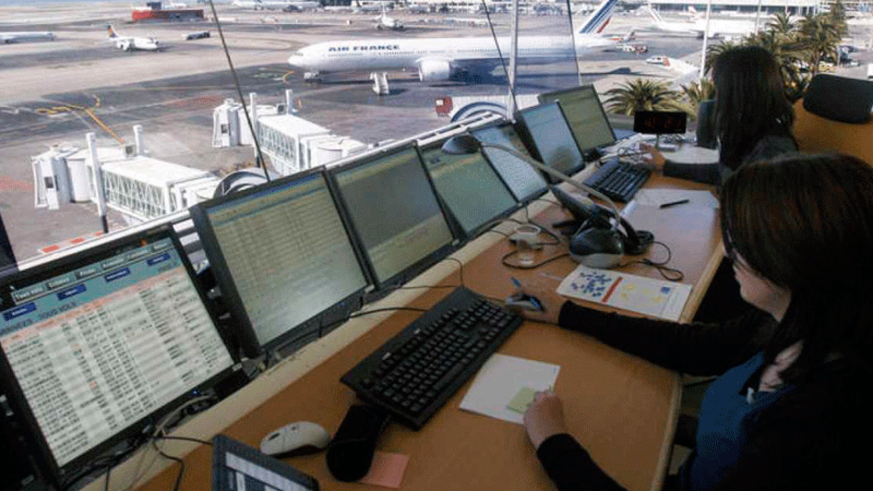 El colectivo de controladores, de unas 2.000 personas, ha perdido 500 efectivos en diez años.