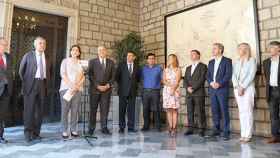 De izquierda a derecha, Josep Lluis Bonet (Fira BCN); Víctor Calvo-Soleto (Estado); Ada Colau (alcaldesa BCN); Felip Puig (consejero Empresa); Agustí Cordón (Fira BCN); y los representantes de BComú, Ciudadanos, ERC, PSC, PP y CiU en el Ayuntamiento