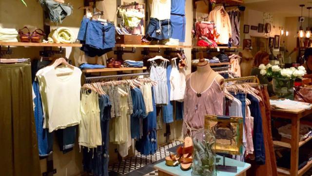 Interior de una tienda System Action en Reus / SYSTEM ACTION