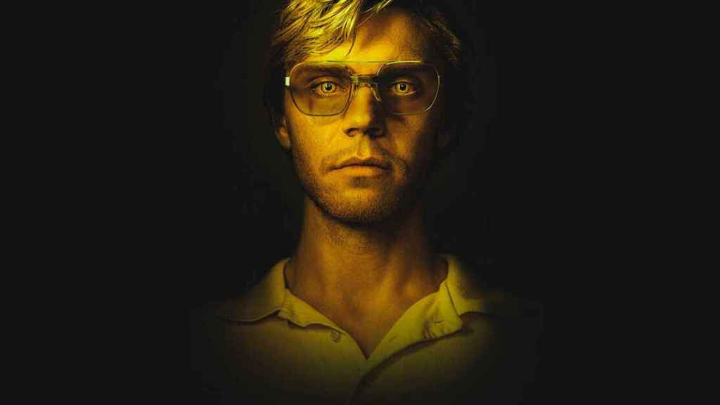 Jeffrey Dahmer, en una imagen de la serie sobre el asesino que acabó con la vida de 17 chicos y hombres jóvenes / NETFLIX