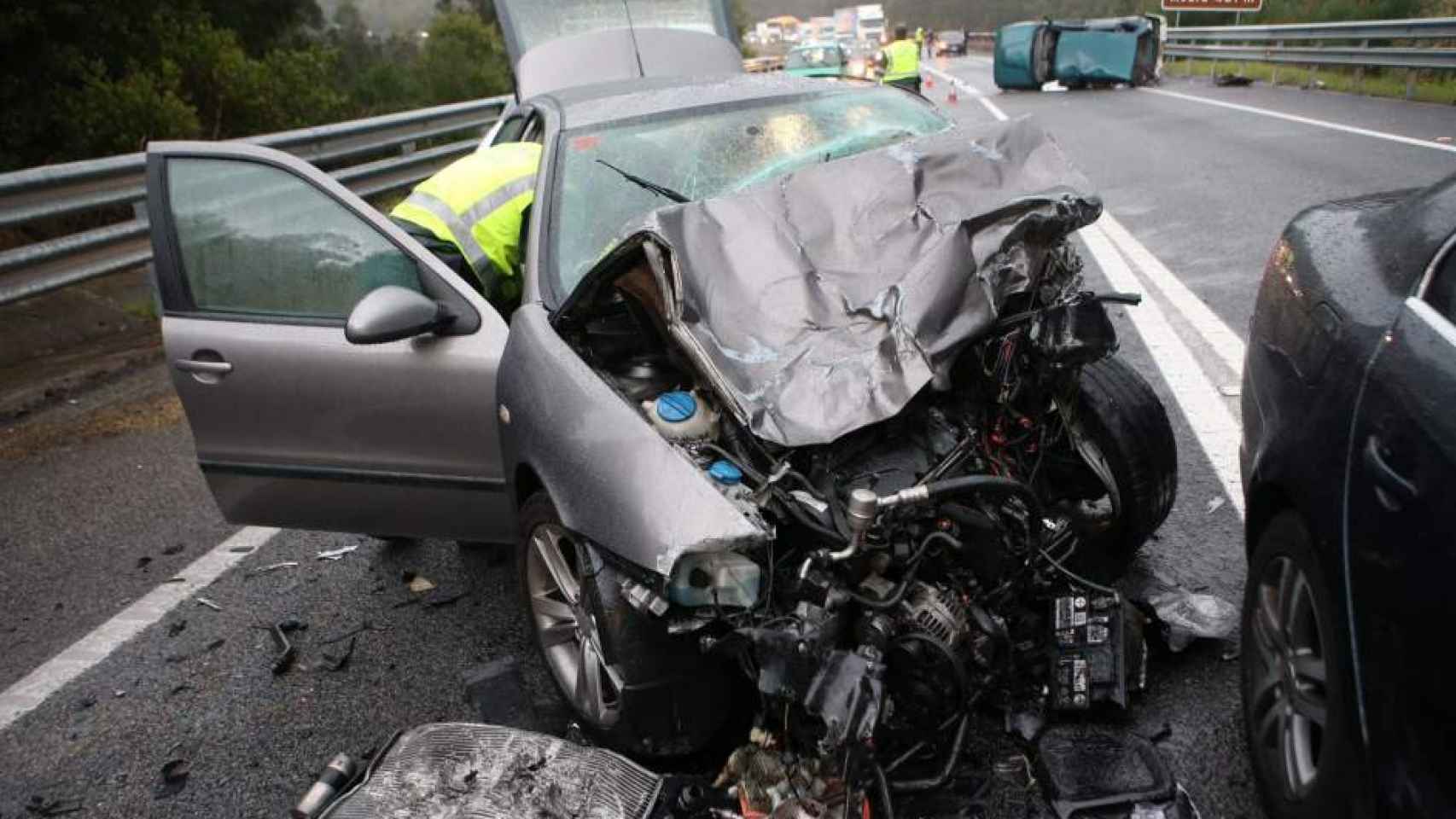 Un coche destrozado tras un accidente de tráfico / EFE